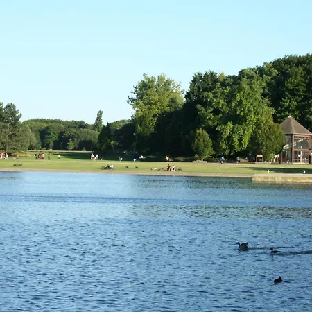 Apartment Au Calme Avec Vue Sur Parc, Proche De Paris Stains